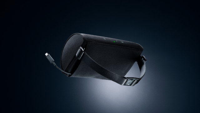 쿠션 후면 파우치에는 일체형 USB Type-C 케이블이 깔끔하게 수납돼, 선 정리 걱정 없이 쾌적한 데스크 셋업을 유지할 수 있다