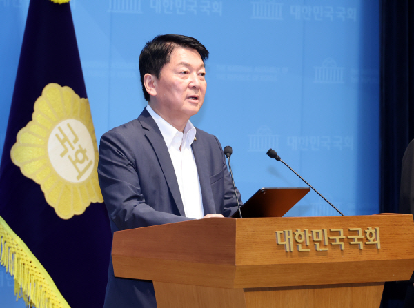 국민의힘 안철수 의원이 12일 국회 소통관에서 당의 조직강화특위 쇄신과 관련한 입장을 밝히고 있다. 연합뉴스