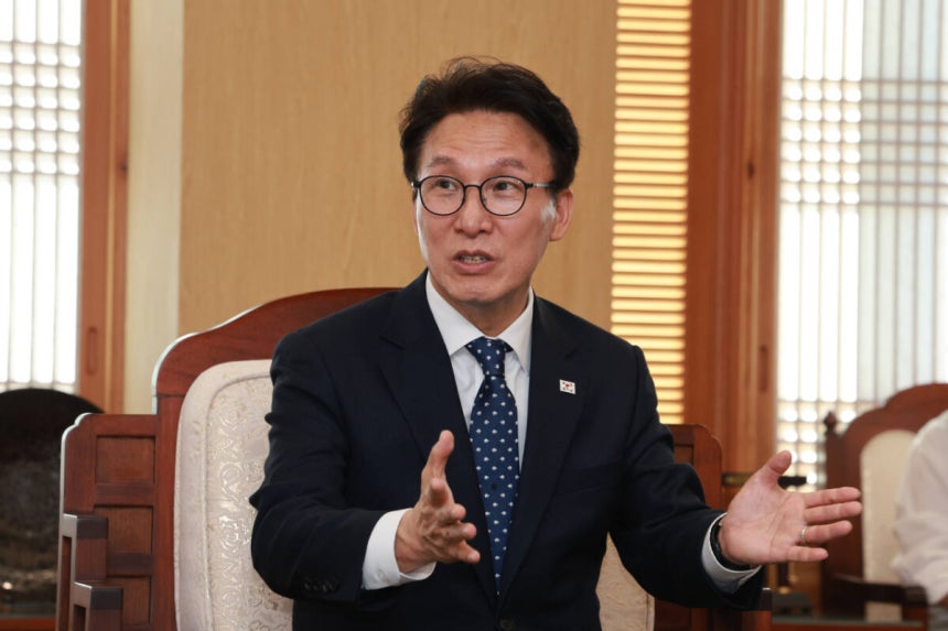 더불어민주당 김민석 대표가 15일 서울 종로구 조계사에서 대한불교조계종 총무원장 진우스님을 예방하며 환담하고 있다. 연합뉴스