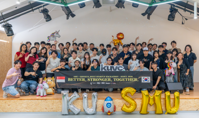 ‘2026 KU-SMU 연합 글로벌 아이디어톤’ 행사가 성황리에 마무리되고, 총 8개 팀 50명의 참여 학생이 건국대학교의 상징인 K(케이) 손 모양을 하며 기념 촬영을 하고 있다