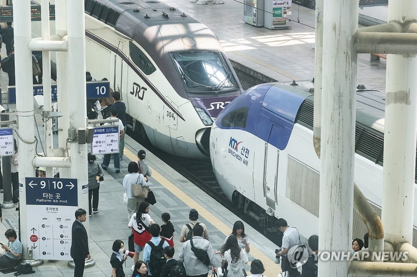 합체된 KTX-SRT
지난 5월 15일 서울역 승강장에 시범 중련운행 출발을 앞둔 KTX 산천-SRT가 정차해 있다. [연합뉴스 자료사진. 재판매 및 DB 금지]