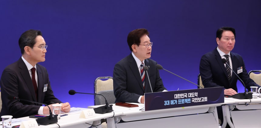 이재명 대통령이 29일 청와대에서 열린 ‘대한민국 대도약 3대 메가프로젝트 국민보고회’에서 모두발언을 하고 있다. 청와대사진기자단