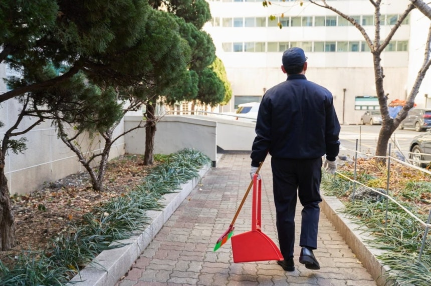 대기업·석사 출신도 줄섰다…경비 1명 뽑는데 170명 '우르르'