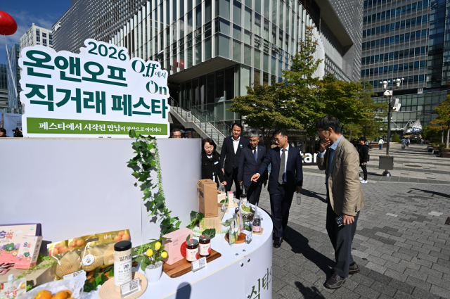 농식품부 박정훈 식량정책실장이 ‘온앤오프 직거래 페스타’ 상생협력 기념식 현장을 찾아 행사장을 둘러보고 있다