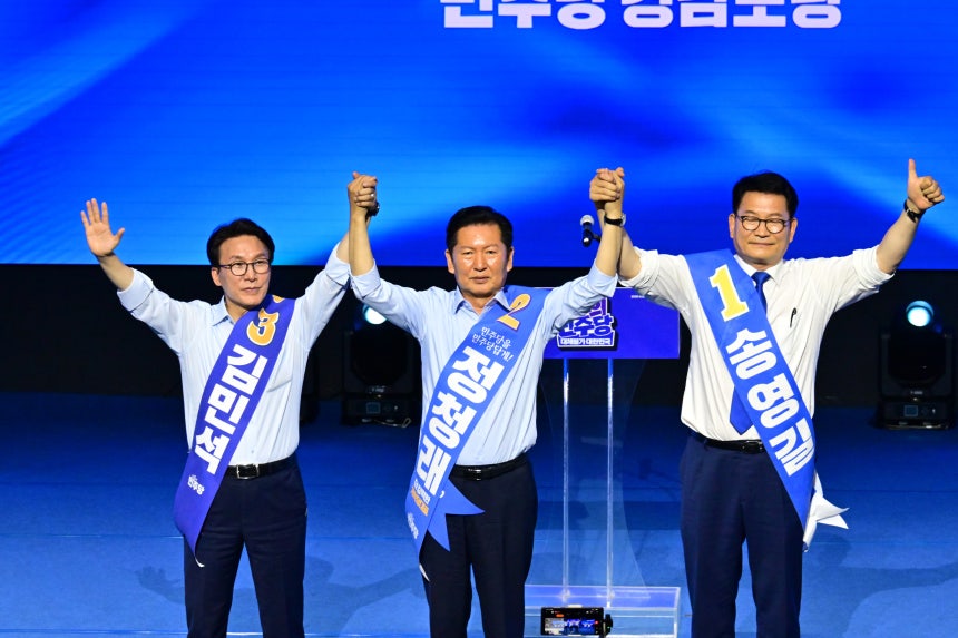 김민석(왼쪽부터), 정청래, 송영길 더불어민주당 당대표 후보가 2일 오후 경남 창원대학교 종합교육관 이룸홀에서 열린 더불어민주당 당대표·최고위원 합동연설회에서 기념사진 찍고 있다. 2026.08.02. 뉴시스 제공.
