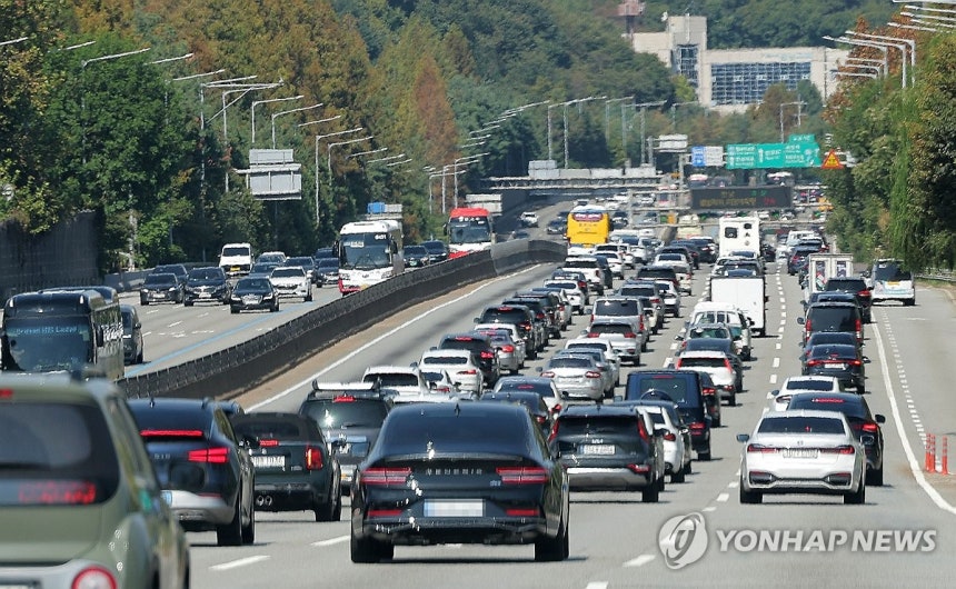 귀경길 시작
(서울=연합뉴스) 류영석 기자 = 추석 연휴 마지막 날인 27일 서울 서초IC 경부고속도로 상행선에서 차량들이 서행하고 있다. 2026.9.27 ondol@yna.co.kr