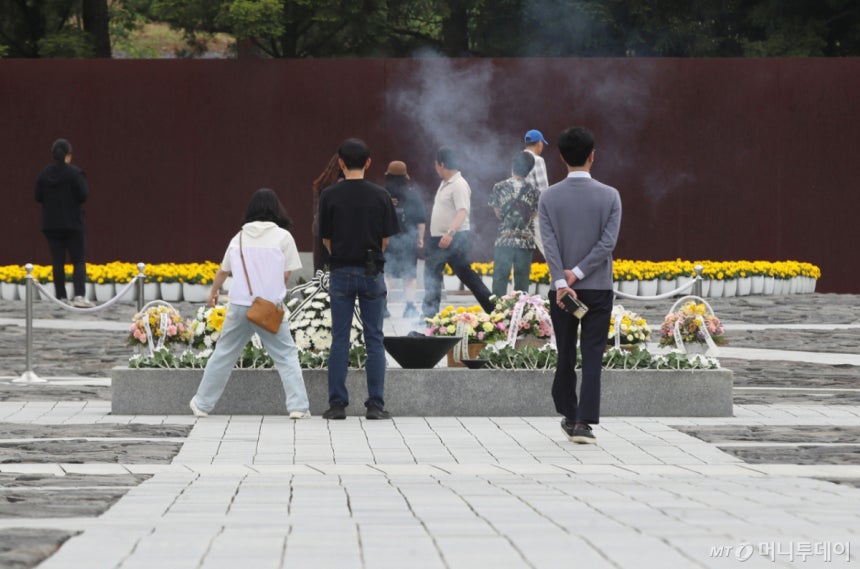 [속보]이재명 대통령 "노무현 대통령 떠나시고 맞이하는 17번째 5월"