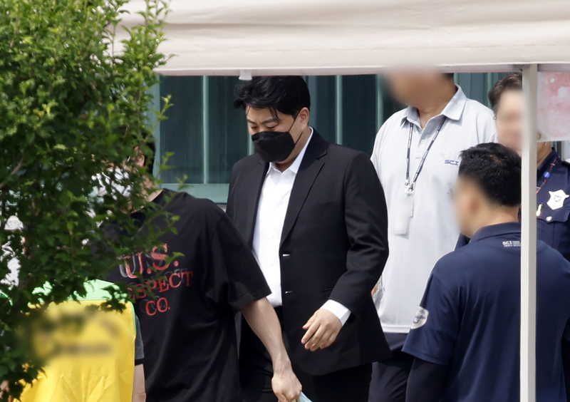 [속보] '음주 뺑소니' 김호중 가석방 출소…만기보다 5개월 일찍 사회 복귀