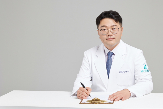 새기준병원 장한진 대표원장(신경외과 전문의). 양방향 척추내시경을 중심으로 척추질환을 진료하고 수술 후 회복 관리를 상담한다(사진 제공: 새기준병원)
