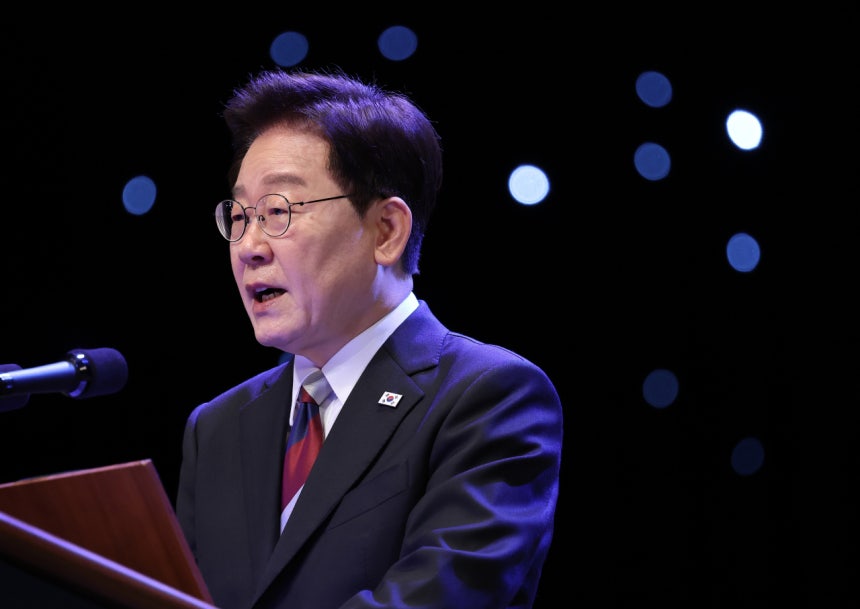 이재명 대통령이 15일 서울 종로구 세종문화회관에서 열린 제81주년 광복절 경축식에서 경축사를 하고 있다. [사진 연합뉴스]
