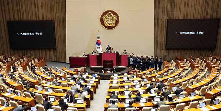 5월 7일 국회에서 개헌안 표결이 이뤄졌지만 의결정족수 부족으로 투표 불성립이 됐다. 뉴스1