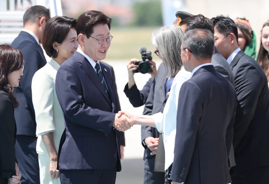 북대서양조약기구(NATO·나토) 정상회의 참석을 위해 튀르키예를 찾은 이재명 대통령이 7일(현지시간) 앙카라 에센보아 국제공항에서 영접 인사들과 인사하고 있다. 연합뉴스