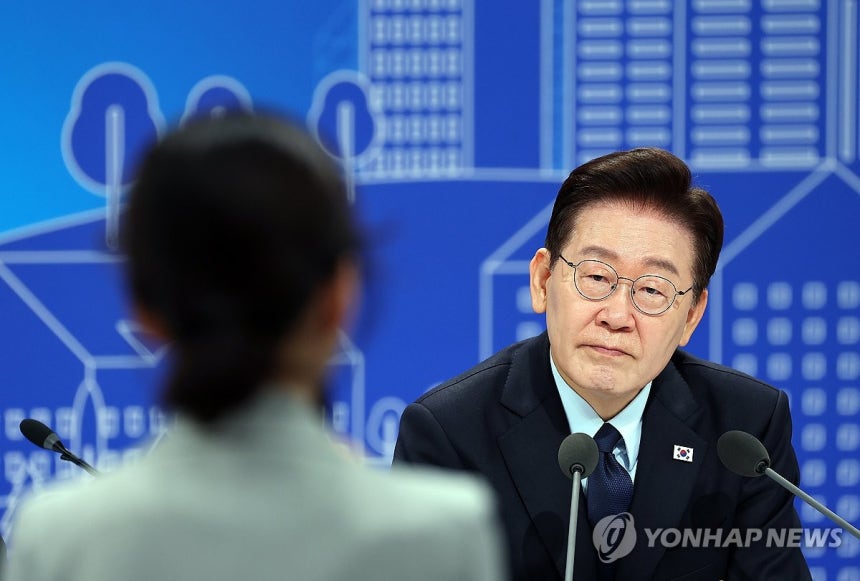 참석자 발언 듣는 이재명 대통령
(서울=연합뉴스) 김도훈 기자 = 이재명 대통령이 23일 서울 여의도 KBS 별관에서 열린 부동산정책 국민 대토론회에서 참석자 발언을 듣고 있다. 2026.7.23 superdoo82