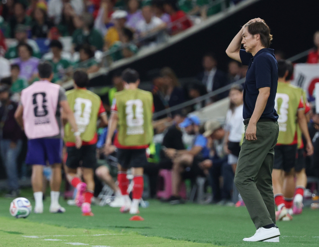 한국 축구 국가대표팀 홍명보 감독이 24일(현지시간) 멕시코 몬테레이 스타디움에서 열린 2026 북중미 월드컵 A조 3차전 남아프리카공화국과의 경기에서 어두운 표정을 하고 있다. 연합뉴스