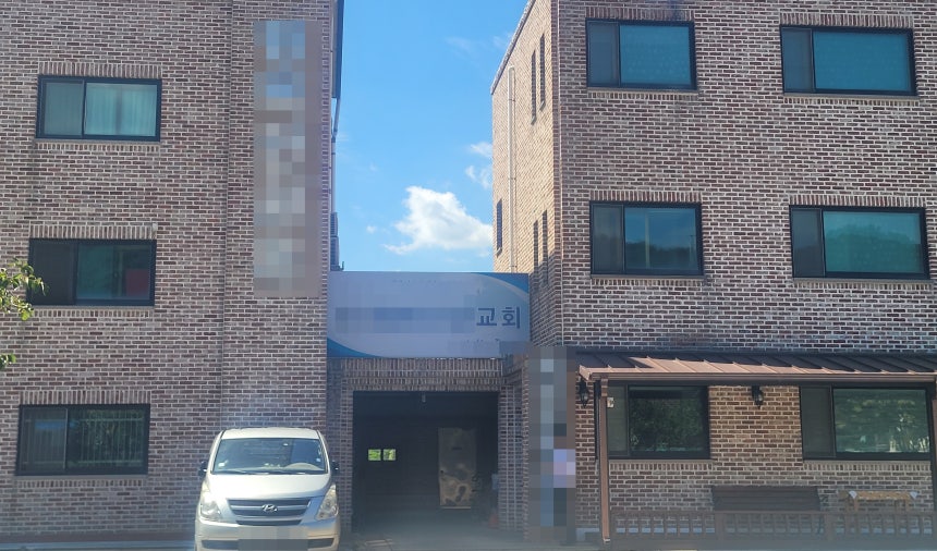 지난 5일 고열과 의식저하 증세로 119 구급대에 의해 병원으로 옮겨졌지만 숨진 11세 A군이 지냈던 천안시 성거읍 소재 교회의 모습. 뉴시스 제공.