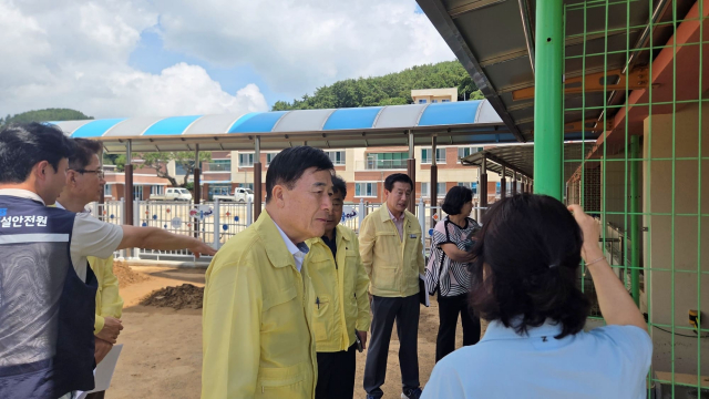 허성우 한국교육시설안전원 이사장이 19일 학교 시설물 피해 현황과 안전 상태를 점검하며 학교 관계자들의 애로사항과 복구 관련 의견을 청취하고 있다(사진=한국교육시설안전원)