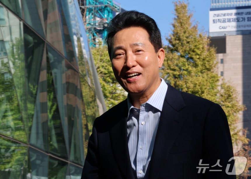 '여론조사비 대납' 의혹으로 기소돼 2심에서 무죄를 선고 받은 오세훈 서울시장이 23일 오후 중구 서울시청으로 향하고 있다. 2026.10.23 ⓒ 뉴스1 박세연 기자