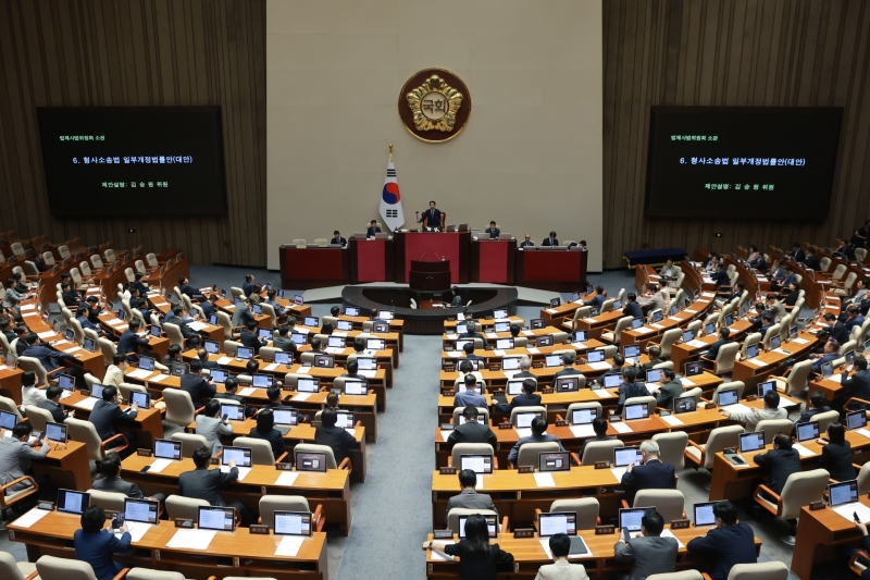 ▲ 조정식 국회의장이 30일 검사의 보완수사권 폐지를 골자로 한 형사소송법 개정안을 상정하고 있다. [연합뉴스]