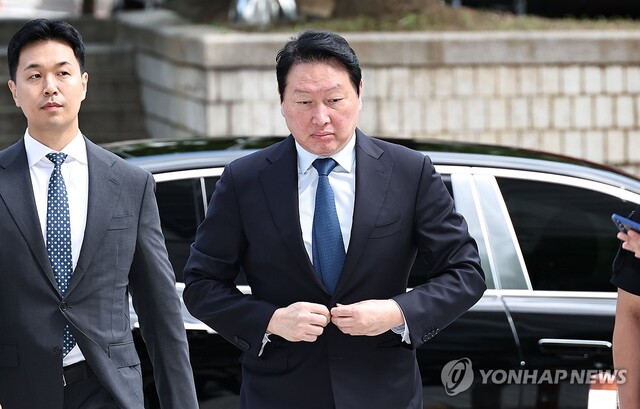 ◇최태원(65) SK그룹 회장이 26일 서울 서초구 서울중앙지방법원에서 열린 재산 분할 파기환송심 2차 변론기일에 출석하기 위해 법정으로 향하고 있다. 2026.6.26 사진=연합뉴스