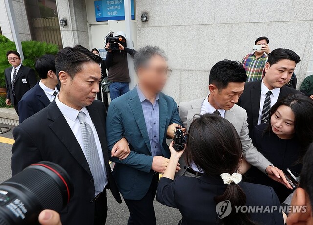 ◇광주에서 여고생을 살해한 장윤기 사건에 대해 살인과 성범죄 사건을 분리 수사하도록 지시한 협의를 받는 전남광주통합특별시 광산경찰서 형사과장 A 경정이 21일 구속 전 피의자 심문(영장 실질 심사)을 받기 위해 동구