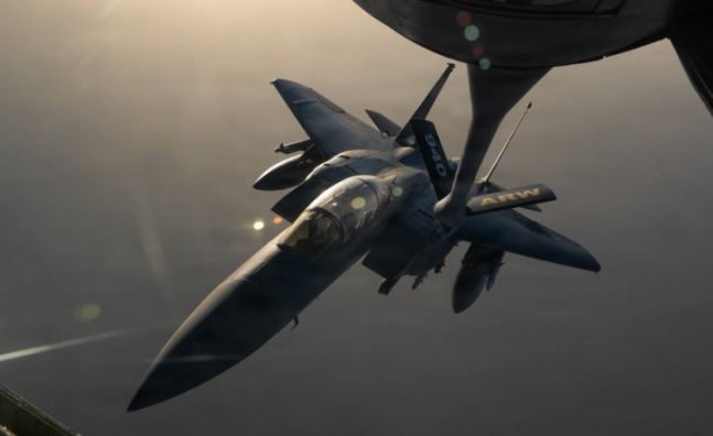 ◆…KC-135 공중급유기로부터 연료를 공급받는 미 공군 F-15E 스트라이크 이글. 사진=미 중부사령부 계정 X 갈무리
