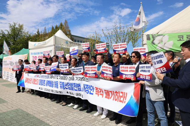 전국 광역시·도 소상공인연합회(회장단)는 9월 21일 국회 앞에서 대형마트 새벽배송 허용을 골자로 하는 ‘유통산업발전법 일부개정법률안’의 즉각적인 입법 철회와 폐기를 촉구하는 긴급 기자회견을 개최했다