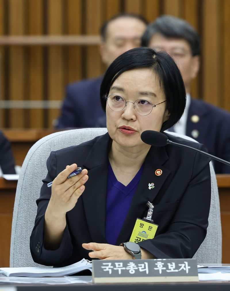 한성숙 국무총리 후보자가 26일 오전 서울 여의도 국회에서 열린 국무총리(한성숙) 임명동의에 관한 인사청문 특별위원회 전체회의에서 질의에 답하고 있다. 뉴시스