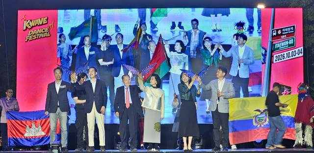 개막선포 나비드론 세레머니 왼쪽부터 김경대 용산구청장, 권영세 국회의원, 김동호 전 부산국제영화제 집행위원장, 양정수 K-Wave Dance Festival 조직위원장, 이재정 국회 문화체육관광위원회 위원장, 고영우 서울특별시 평생교육진흥원 이사
