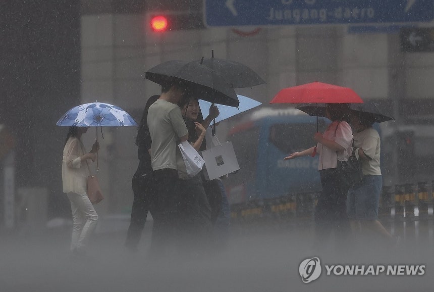 장맛비 쏟아지는 대구
(대구=연합뉴스) 윤관식 기자 = 17일 대구 중구 동성로에서 시민들이 우산을 쓰고 쏟아지는 장맛비를 피하며 이동하고 있다. 2026.7.17 psik@yna.co.kr