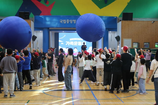 2026년 나답게 크는 아이 지원사업 ‘부모-아동 관계향상 여행’ 참여 부모와 아동들이 공동체 활동인 ‘가족운동회’에 참여하고 있다