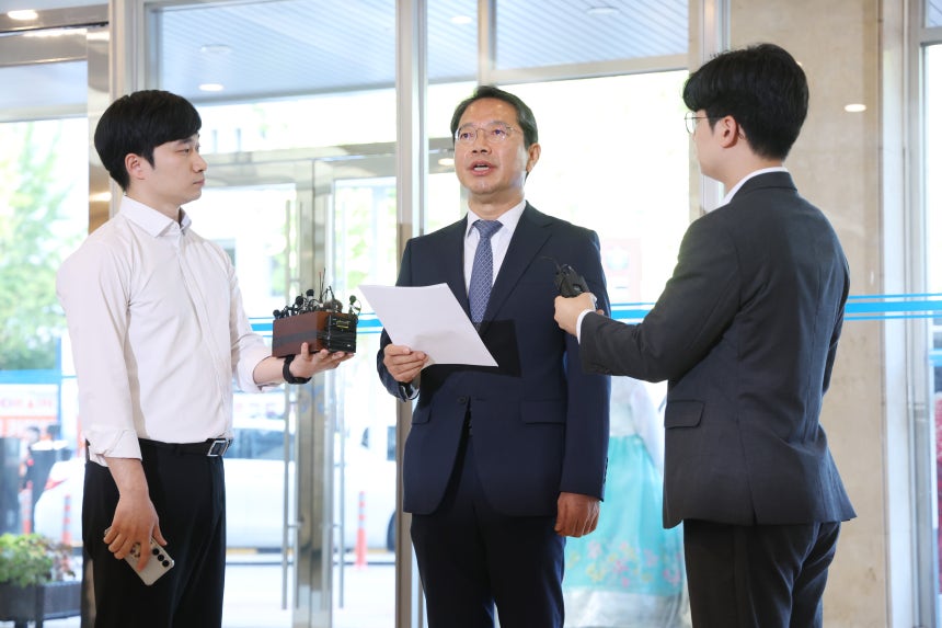 김승원 법무부 장관 후보자가 7일 오전 서울 종로구에 마련된 인사청문회 준비사무실로 출근하며 기자들의 질문에 답하고 있다. 2026.09.07. 뉴시스 제공