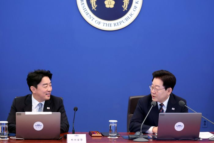 귀국한 李대통령, 강훈식 거취 결론 아직…후임 인선이 관건