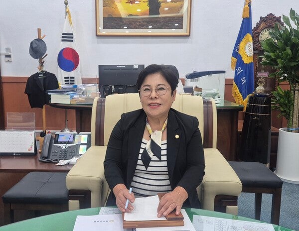 두 아이를 홀로 키우던 한부모 가정의 가장에서 지역을 대표하는 여성 정치인으로 성장한 김춘화 진도군의회 의장