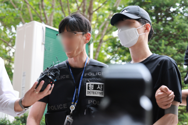 말다툼하다가 어머니를 살해한 10대 아들이 9일 오후 구속 전 피의자 심문(영장실질심사)을 받기 위해 인천지법으로 들어서고 있다. 연합뉴스