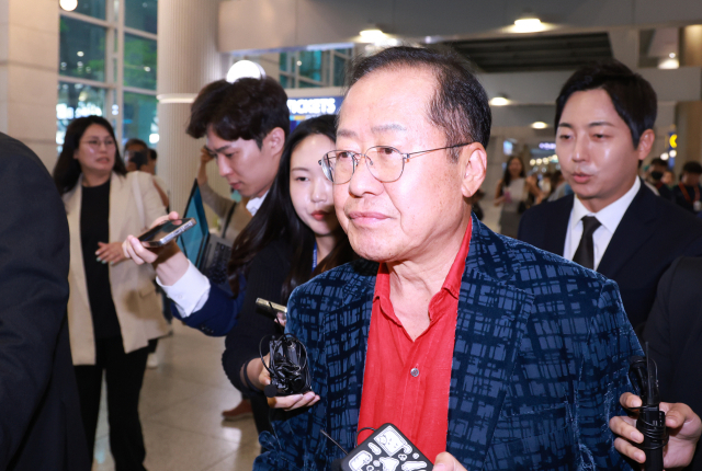 홍준표 전 대구시장이 17일 인천국제공항 제1여객터미널을 통해 귀국, 취재진과 인터뷰를 마친 뒤 이동하고 있다. 홍 전 시장은 지난 4월 국민의힘 대선 후보 경선에서 패배한 뒤 탈당하고 미국 하와이에 머물렀다. 연합