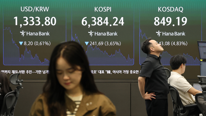 “주식 도대체 왜 떨어지는데요”…삼성전자 100조 실적도 못살리네
