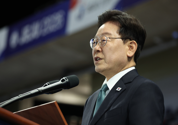  이재명 대통령이 지난 16일 제주월드컵경기장에서 열린 제107회 전국체육대회 개회식에서 기념사를 하고 있다. [연합뉴스]