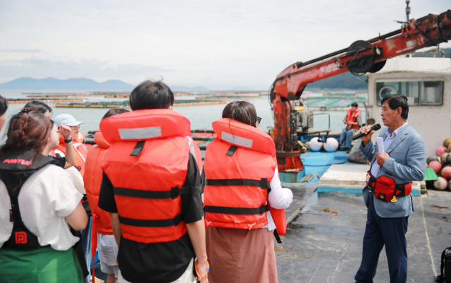 한국수산회 ‘어(魚)메이징 크루’ 참가자들이 한국전복산업연합회 이종윤 회장으로부터 양식 산업에 대한 현황 설명을 듣고 있다