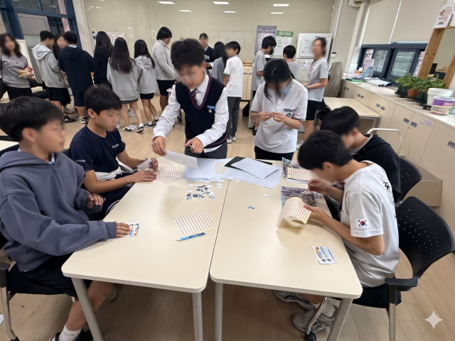 제복영웅 플러스 참여 청소년들이 명지중학교에서 감사팝업을 운영하며 제복근무자에 대한 감사와 존중의 메시지를 전달하고 있다