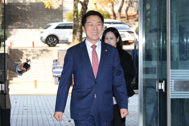 ▲김건희 여사에게 260만원대 로저비비에 가방을 선물한 혐의로 기소된 국민의힘 김기현 의원이 30일 서울중앙지법에서 열린 1심 선고 공판에 출석하고 있다. ⓒ연합뉴스