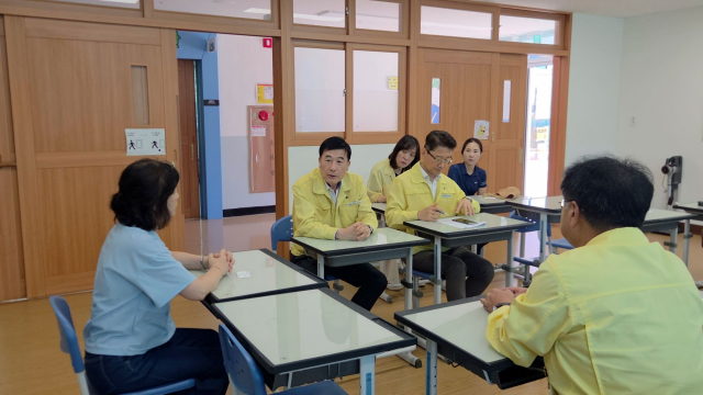 허성우 한국교육시설안전원 이사장이 집중호우 피해 학교를 방문해 학교 관계자들과 간담회를 갖고, 학교운영 정상화를 위한 신속한 복구 지원 방안을 논의하고 있다(사진=한국교육시설안전원)