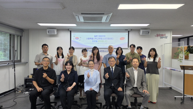서울특별시학교밖청소년지원센터에 일본 청소년교육 관계자들이 방문해 학교 밖 청소년 지원체계과 주요 사업을 살펴보고 있다