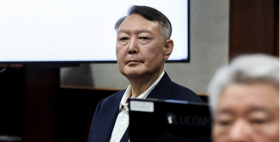  윤석열 전 대통령이 지난해 9월 서울 서초구 서울중앙지법에서 열린 특수공무집행방해, 직권남용 권리행사방해 등 혐의 사건 1차 공판에 출석해 있다. (연합뉴스)