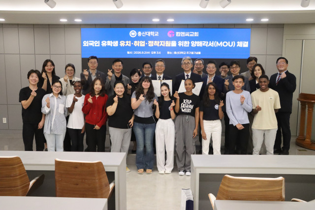 총신대학교와 컴앤씨교회의 MOU 체결식 후 학생들과 관계자들이 기념 촬영을 하고 있다(사진=총신대)