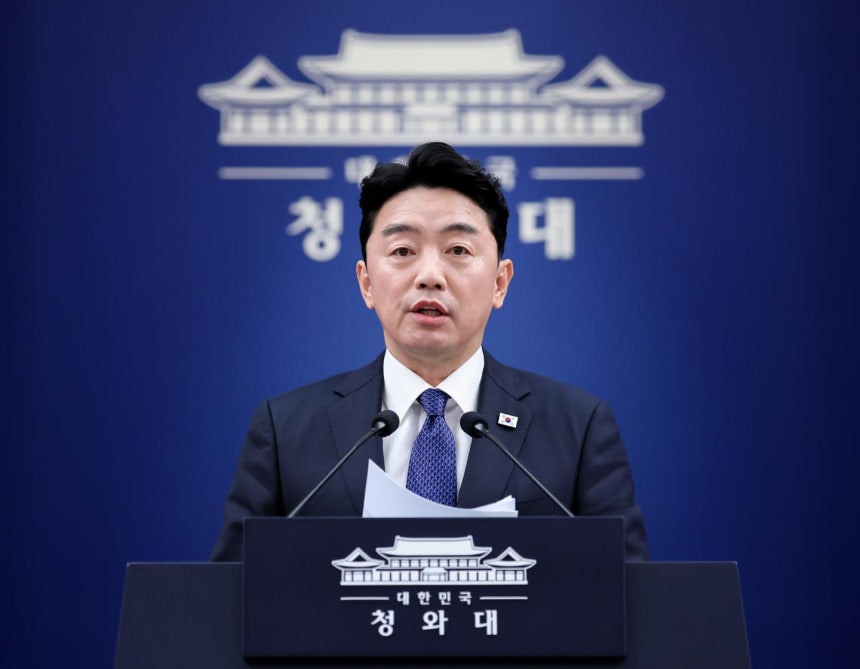 강훈식 대통령 비서실장이 10일 청와대 춘추관에서 이날 열린 메가프로젝트 민관합동 제2차 점검회의 결과 브리핑을 하고 있다. 연합뉴스