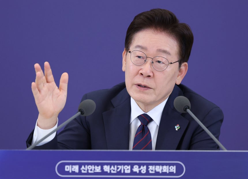 이재명 대통령이 26일 청와대에서 열린 '미래신안보 혁신기업 육성전략' 회의에서 발언하고 있다. 연합뉴스