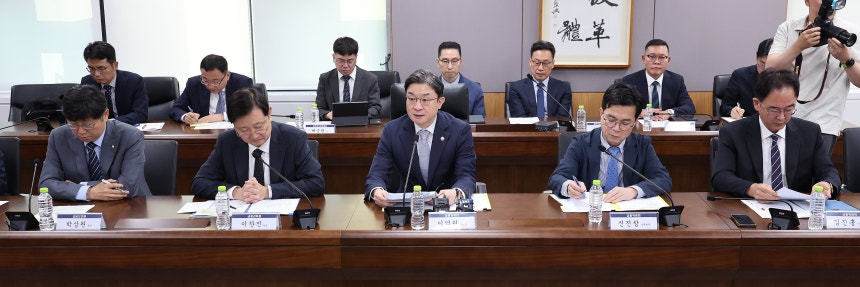 이억원 금융위원장이 4일 오후 서울 종로구 정부서울청사에서 열린 금융권 침해사고 관련 긴급 점검회의에서 모두 발언을 하고 있다. /뉴스1