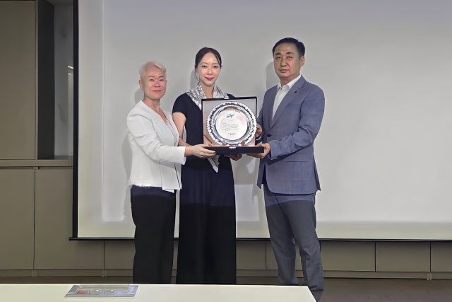 나나트래블은 2025년부터 크루즈 전문 여행사 크루즈야의 수도권 광역지사로 활동하며 수도권 고객의 크루즈 여행 상담과 예약을 맡고 있다. 최근에는 크루즈 전용 홈페이지 ‘나나크루즈’를 운영하며 크루즈 사업을 넓혀가고 있다. 사진은 나나트래블과 크루즈야 관계자들이 함께한 모습