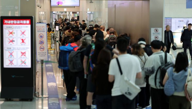 지난 12일 인천공항 제1터미널에서 여행객들이 출국 수속을 위해 대기하고 있다. 연합뉴스