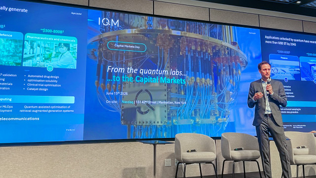 IQM의 CEO이자 공동 창업자인 얀 괴츠(Jan Goetz)가 나스닥 마켓사이트(Nasdaq MarketSite)에서 열린 제1회 자본시장의 날(Capital Markets Day)에서 성장 전략, 기술 로드맵, 상업화 비전을 발표하고 있다